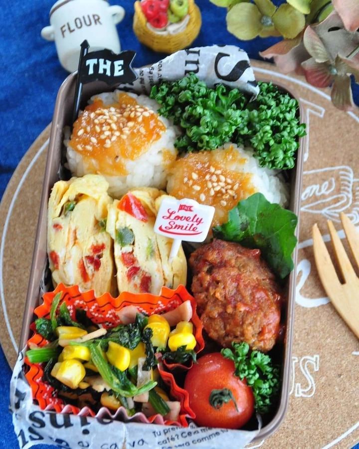 今日のお弁当𐂐𖥣 唐揚げ弁当〰️ ❃唐揚げ ❃ブロッコリークリームチーズあえ ❃ナポリタン ❃ミニトマト ❃ゆで卵＆卵焼きお弁当弁当おべんとうobentolunchboxランチボックスこっそり雑穀使い捨て弁当箱カフェ風弁当ピクニック弁当唐揚げ弁当お