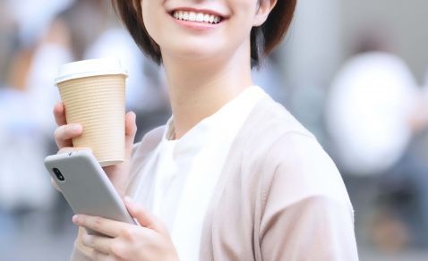 10代の約7割が車内でおにぎりを食べる!? 全体の5人に1人が飲食は問題があると回答、70代以上の結果は株式会社ヴァル研究所