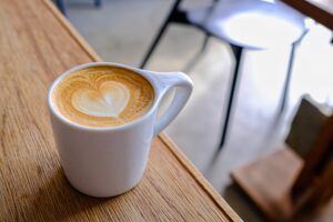 スタバ 隠れたお得メニュー？！これぞ大人向け。パンチの効いたビターなスタバラテとは？ みんと- エキスパート - Yahoo!ニュース