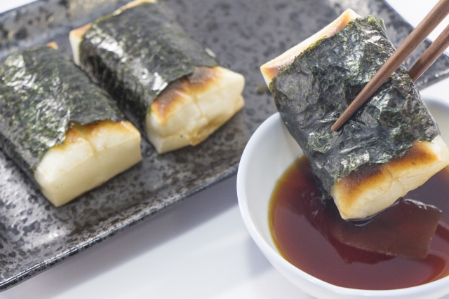 夜祭の夜店で売られている醤油味の磯辺焼き、磯部餅、出店露店屋台移動販売の写真素材101086186- PIXTA