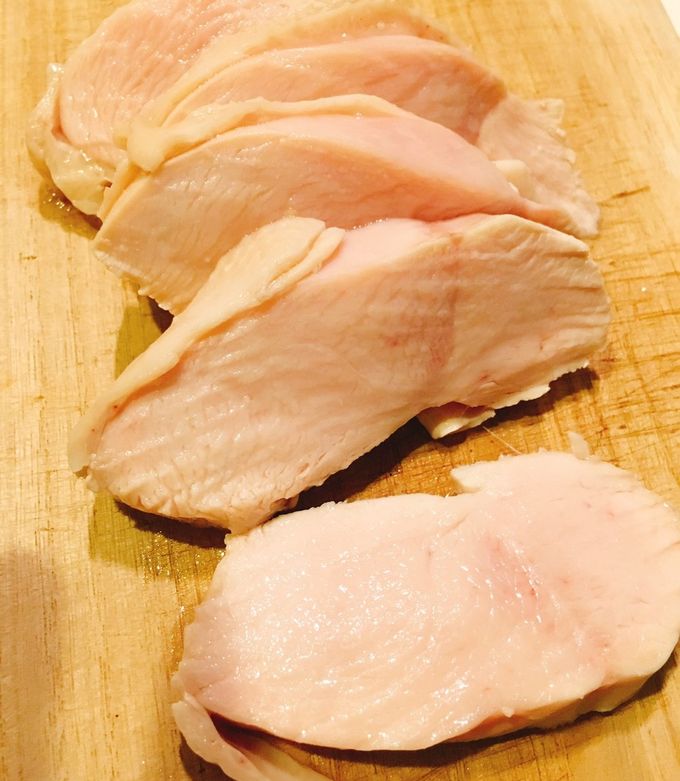 しっとり 30分 で超簡単にできる！パサつかない鶏胸肉の茹で方。ねぎ塩だれチキンでタンパク質摂取できて最高