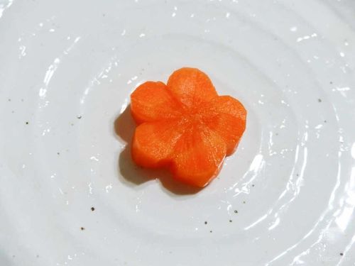 人参の飾り切り ねじり梅「母さん力」に磨きをかける 家庭科おふくろ塾