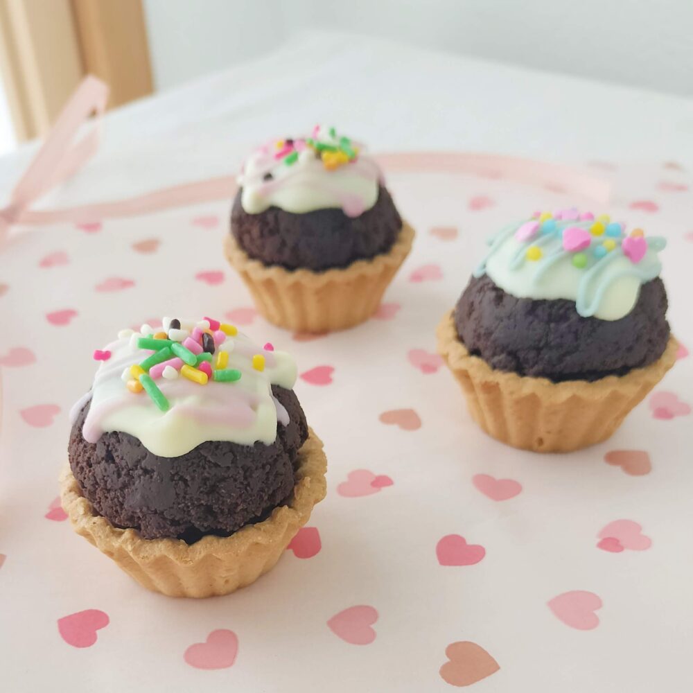 カップケーキ 今回はバレンタインにオススメのカップケーキアレンジ8選をお届け🧁💭 かわいいカップケーキを作ってバレンタインを楽しんじゃいましょう🧸キャラクターカップケーキや韓国カフェ風のカップケーキアレンジまでご紹介しているので是非この投稿を保存して参考