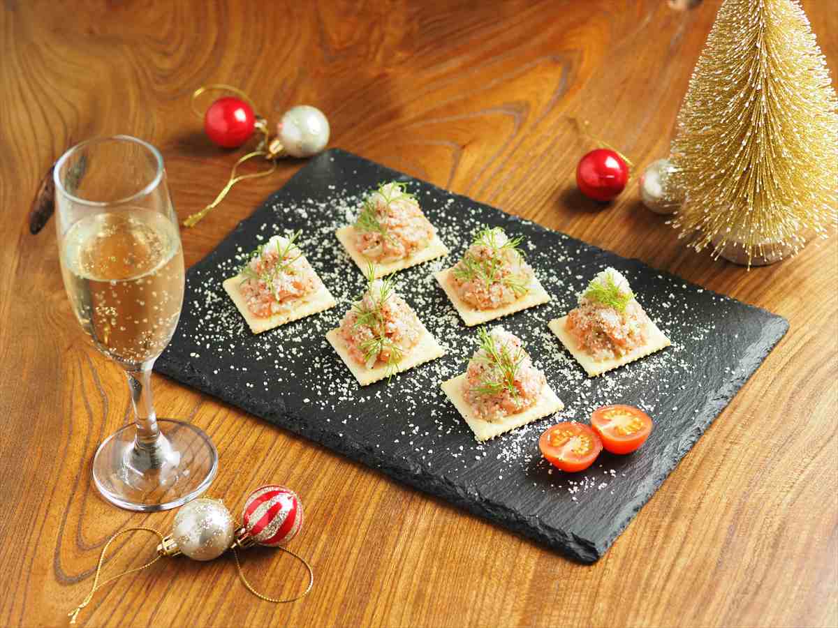 男の簡単マッスル飯、サーモンタルタルのクリスマスカナッペ、サーモン刺身はマッスル飯におすすめ！ - 魚料理と簡単レシピ