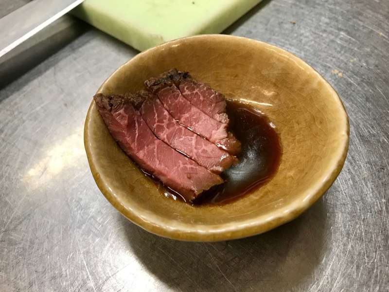 ローストビーフはその切り方も美味しさを左右する要素の一つです。「ローストビーフは切ることが難しい」 という悩みから、食べたいけど、購入を諦めてしまう方いませんか。 実際に「ローストビーフはどうやってカットするの？？」とお客様からお声をいただくことも