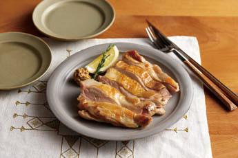 昨日に引き続き、鶏肉の丼レシピ。 鶏もも肉で作りやすいルーローハン風。 タレがしみしみのご飯もまた👌 卵を割る瞬間がたまらない🤤 ✏︎レシピ⬇︎ 〜 鶏肉のルーローハン風〜材料 2人分・鶏もも肉200g → 2cm角ほどの大きさに切る ・温かいごはん2人前