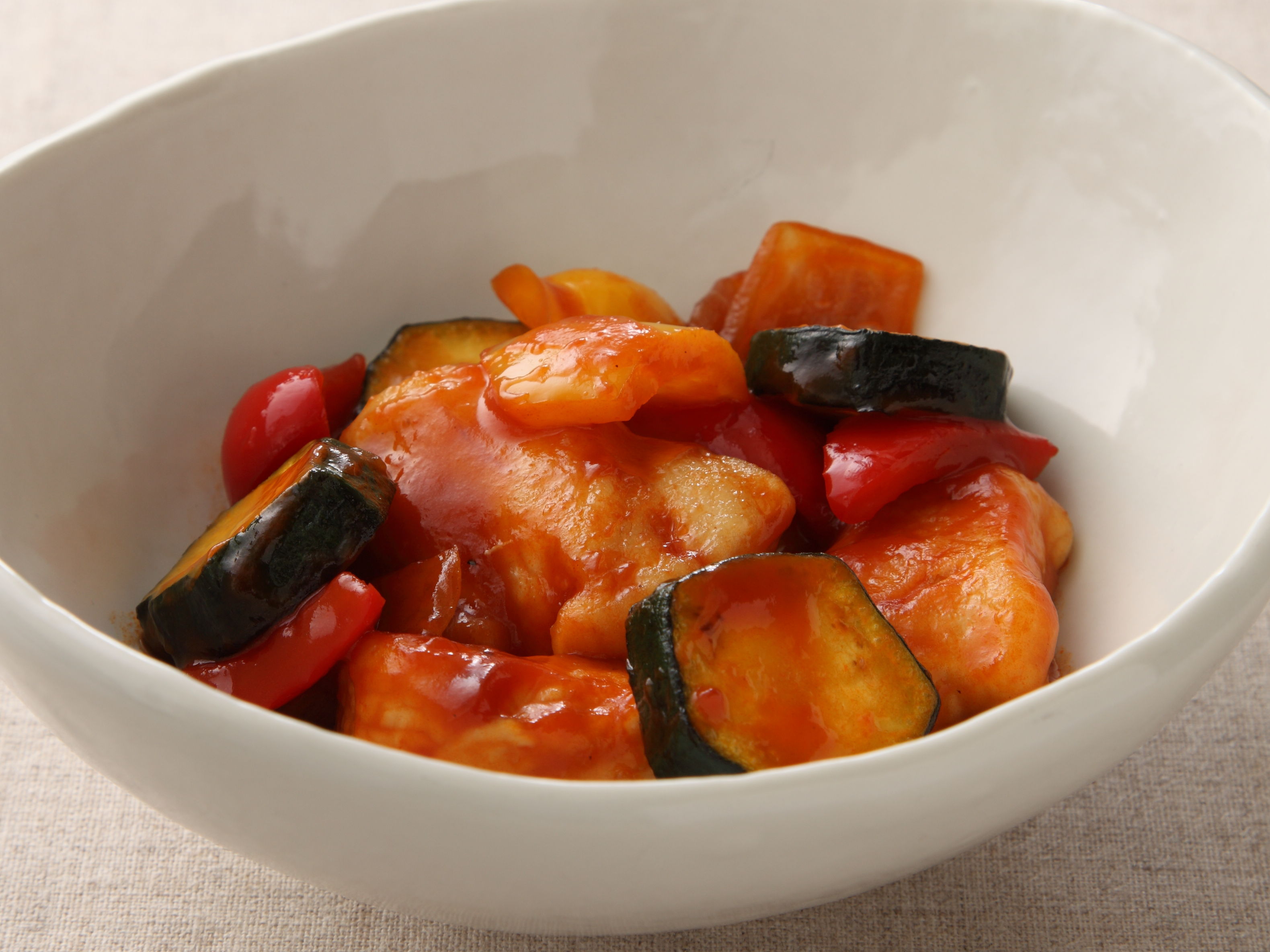 鶏むね肉とズッキーニと煮豆のトマト煮込み