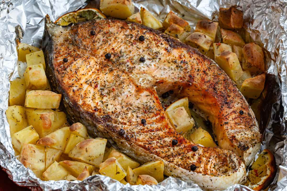 キャンプ飯の定番！ダッチオーブンで作るみんなが喜ぶ「丸鶏ローストチキン」キャンプと遊び CampTo遊 キャンユー