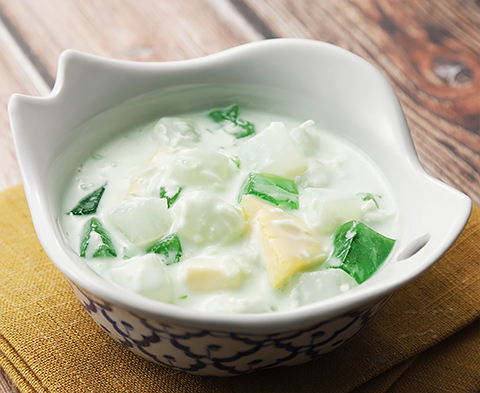 ブコ・パンダン・サラダは、緑のゼリー、熱帯のヤシの果実、タピオカ・パール、パンダに入った若いココナツ、クリームを使って作られるフィリピンのサラダです。ラマダンの断食に適している。写真素材1966207015Shutterstock