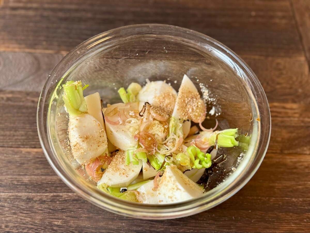 居酒屋キャベツ ①キャベツ 1 4 を手でひと口大くらいの大きさにちぎる ②ねぎ 1 2本 の真ん中の部分を取り除き、斜め細切りにして氷水につけておく③皿にキャベツ 半分 を入れ、塩 1つまみ とごま油 大さじ1 かけ、その上に残りのキャベツをのせ、塩 3