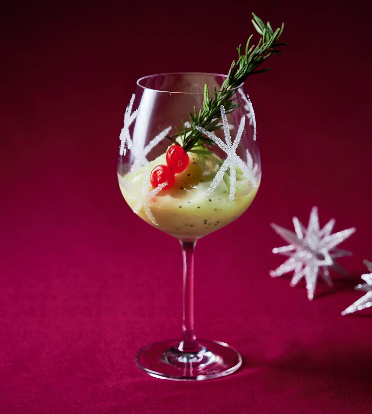 今試したい! シンプルで華やかなクリスマスカクテルのレシピ 3選