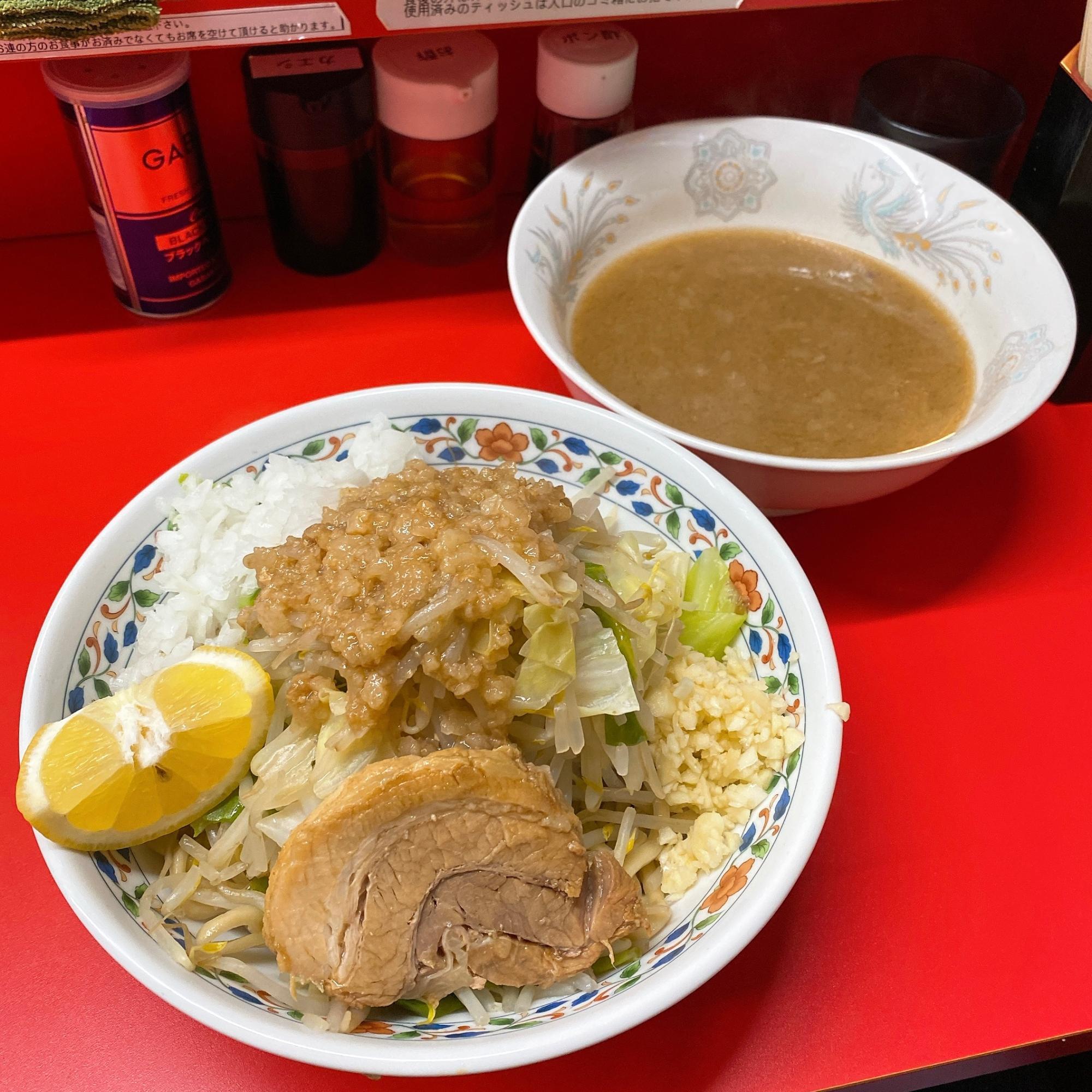 吉祥寺に誕生した二郎系『ハナイロモ麺』の攻略の鍵は間違いなく“チーズ”。東京ラーメンタル