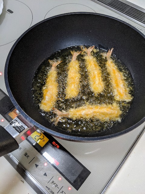 エビフライがまっすぐに揚がる!たったのひと手間で洋食屋の姿に!食・料理オリーブオイルをひとまわし