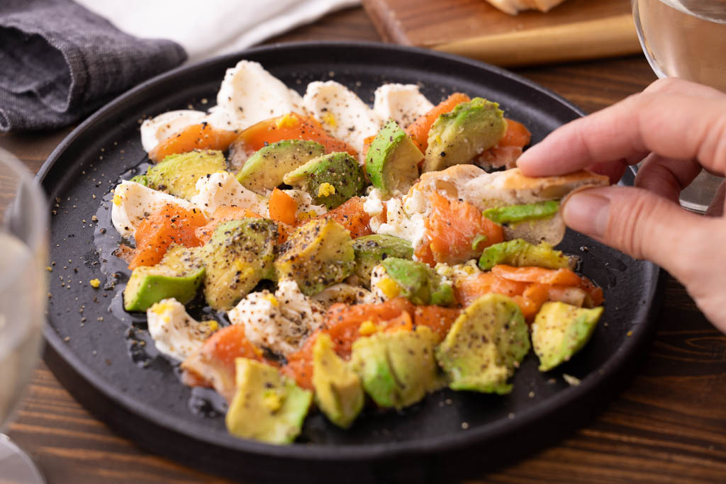 スモークサーモンとクリームチーズのカナッペの新しいアレンジ