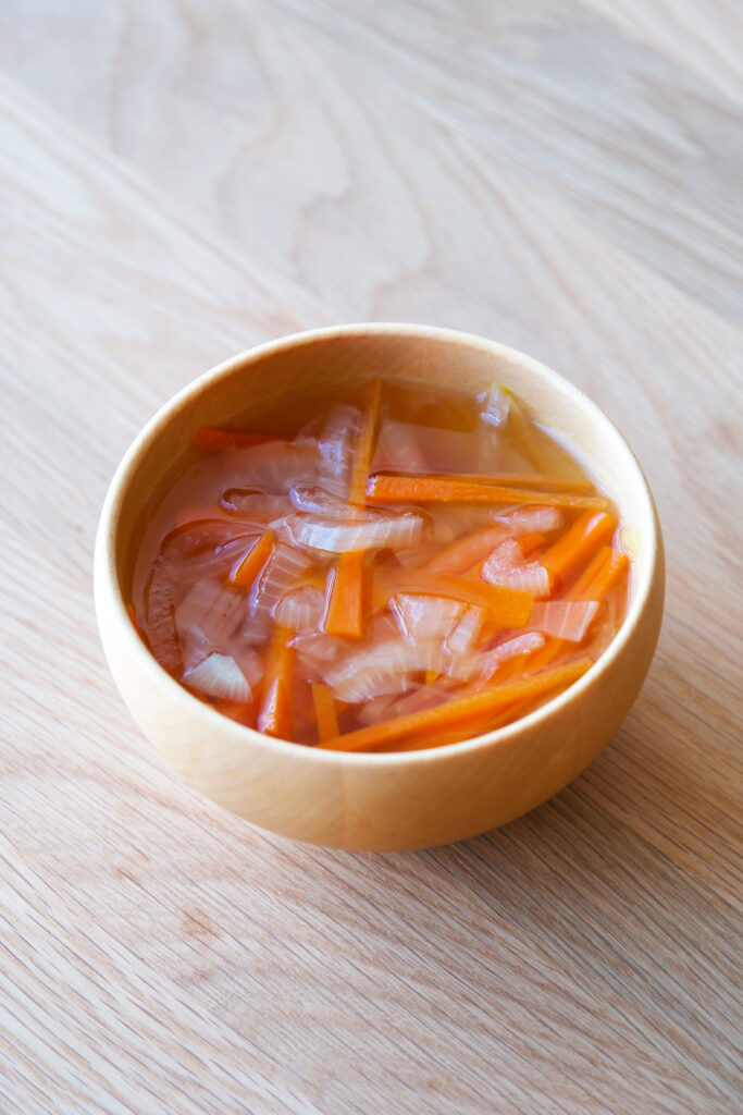 詳しいレシピはこちら🔻, ▫️新玉ねぎのポタージュ, 新玉ねぎの優しい味わいのクリームスープです。, 『材料』, ・新玉ねぎ3コ,・じゃがいも1コ, ・生クリーム 35%200ml, ・牛乳適量, ・パンチェッタ約50g,・コンソメ少量, ・塩少量, ・オリーブオイル分量外,