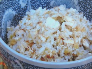 アンチョビのチャーハンまたはナシゴレンイカンアシンは、スクランブルエッグとアンチョビを揚げタマネギで覆って調理されたアジアのチャーハン料理です。写真素材2210980635Shutterstock