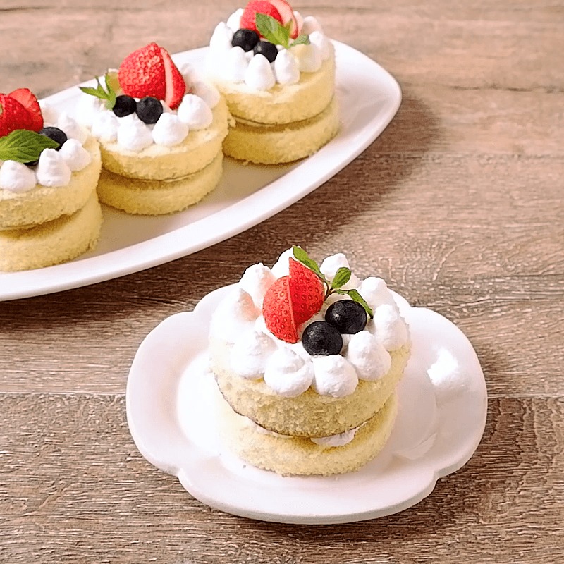 おうちで簡単！「市販のロールケーキ」で作る華やかスイーツフーディストノート