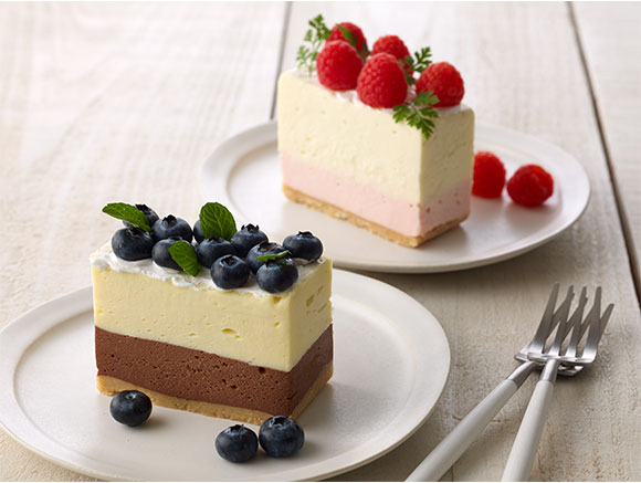 焼かない材料4つで簡単オレオチーズケーキの作り方 材料 オレオ 1袋 生クリーム 200ml1パッククリームチーズ 200g 砂糖大さじ2-3 とっても簡単に焼かずに冷やしてオレオチーズケーキ! お家カフェにどうですか? おうち時間おうちカフェ