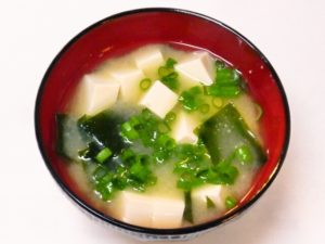 ひじきと干ししいたけのだし炊きご飯 の献立 副菜：かぶの梅マヨネーズあえ、汁物：鶏肉とブロッコリーのイタリアン風みそ汁 献立・メニュー 味の素パーク たべる楽しさを、もっと