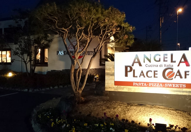 🍰 友だちが可愛いカフェがあるからと、川越から車で約30分！埼玉県北本市にある『アンジェラ プレイス カフェ』Angela PLACECAF'Eへ行って来ました🚙 南イタリアのとんがり屋根の石の家「トゥルッリ」をイメージされた外観が目を引く本当に可愛いお店です🇮🇹 注文