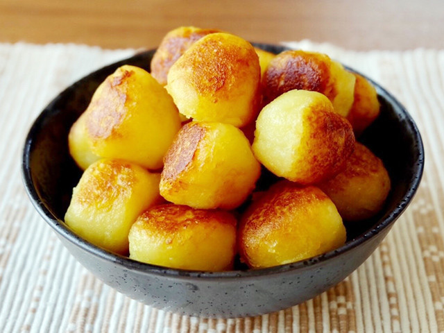 さつまいもの飾り切り 他のかわいいお弁当はここから𐩢𐩺▷▷ @chyakobento フォロワーさんから、さつまいもの飾り切りの方法教えて下さい！とDMをもらって言葉で説明したのですが語彙力が足りなくて上手く伝えられず 。動画で説明した方が早いや！ってことで作り方動画