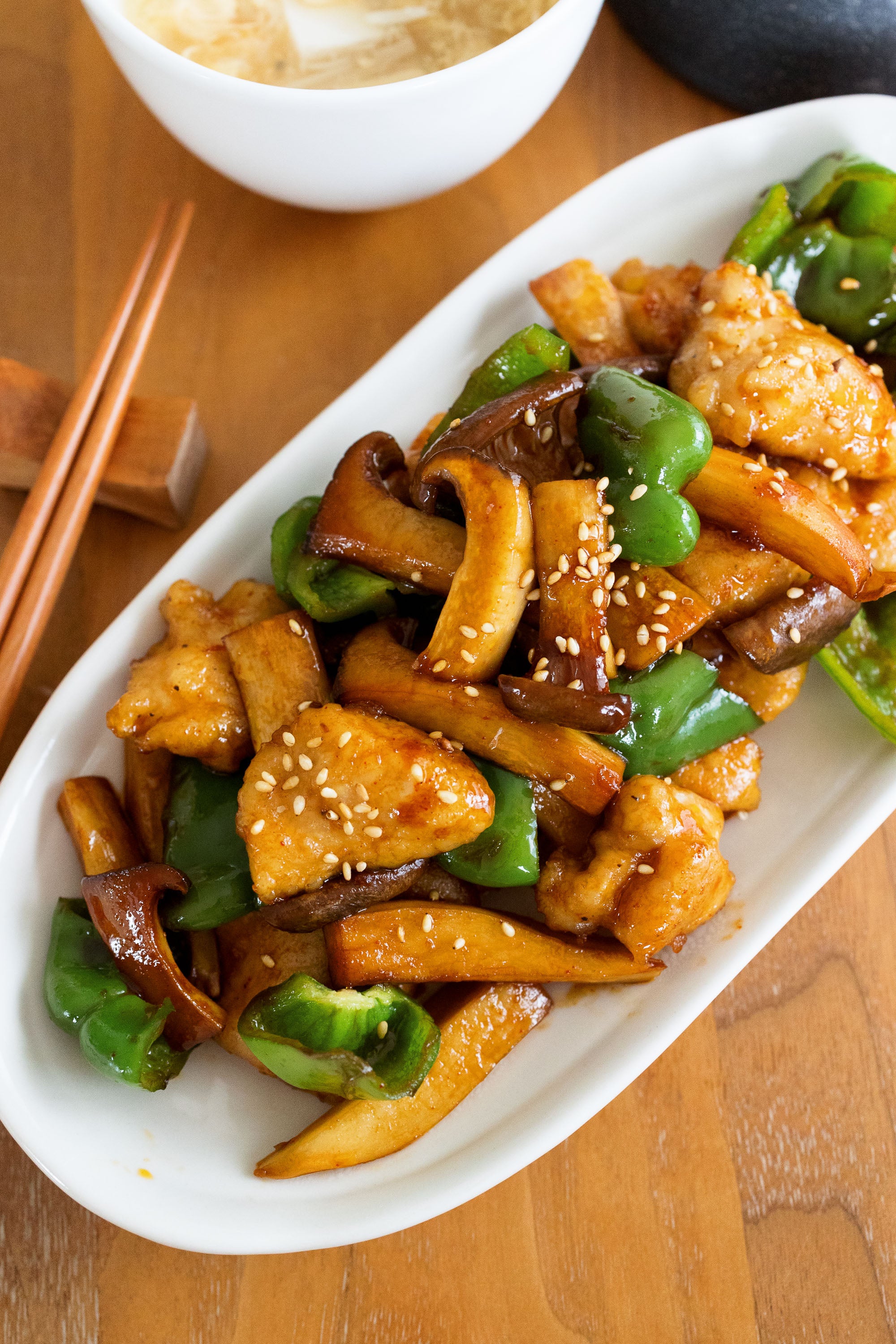 生活クラブ連合会＼ 毎月19日は食育の日今回は牛肉の持つ栄養素とおすすめレシピを ご紹介！ 豚肉・牛肉・鶏肉どのお肉を食べることが多いですか？ 牛肉には、鉄や亜鉛、ビタミンB12など 健康な毎日を支える栄養がたっぷり！ さらに、野菜と一緒に食べることで