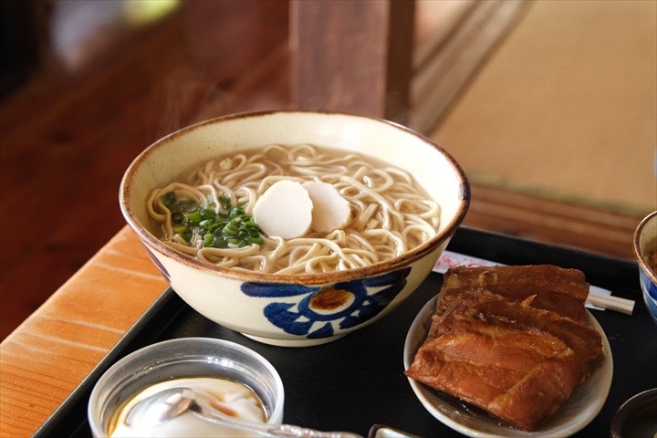 伊豆味そば 沖縄県本部町 古民家で味わう自家製麺と鰹香る沖縄そば沖縄旅行はおきぶら