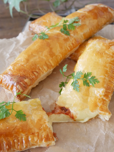 365日時短料理 ミートパイ🎅🏻♡♡, ⁡, ⁡, クリスマスに作りたい🎅🏼🎄, ミートパイ💓, ⁡, ミートソースが余ったときや,パーティ料理にもおすすめです🍸♡, ⁡, ⁡, 大人2人前 ⏰所要時間25分, ⁡, ⁡, □冷凍パイシート2枚, □卵黄1個,□ミートソース大さじ4, □ミニトマト2個, □粉チーズ適量, □パセリ適量, ⁡, 準, 冷凍パイシートは半解凍程度にしておく。,