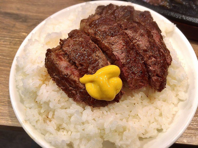 ステーキに丸くカットした野菜を添えて盛り付け