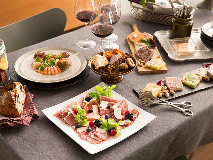 食卓をわいわい囲んでおもてなし♪みんなで作って楽しい「パーティーレシピ」キナリノ