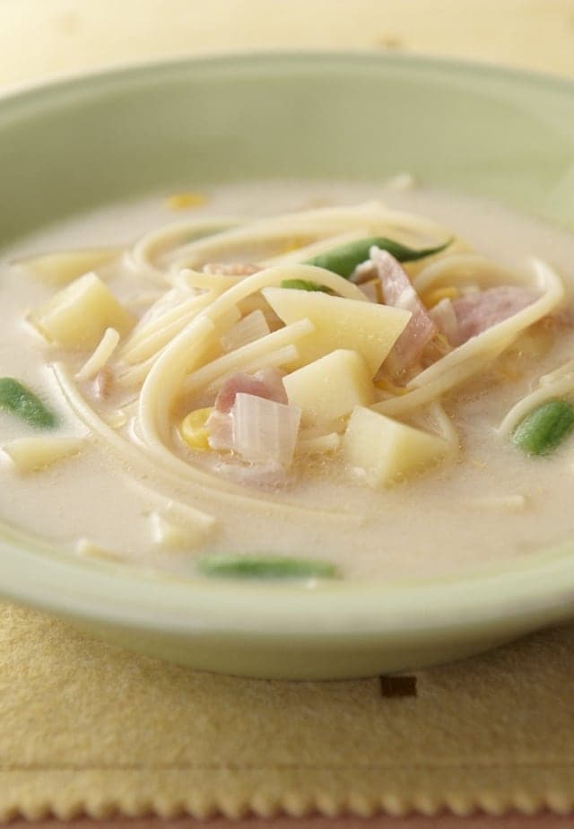 じゃがいもコロコロスパゲティじゃがいも、厚切りベーコン、ニンニクをサイコロ状にカットしてます。 一応ペペロンチーノになるのかな。キューブにしたニンニクはホクホクでじゃがいもと同じ食感です。 仕上げにバターを入れても美味しいですね。たぶん。パスタ