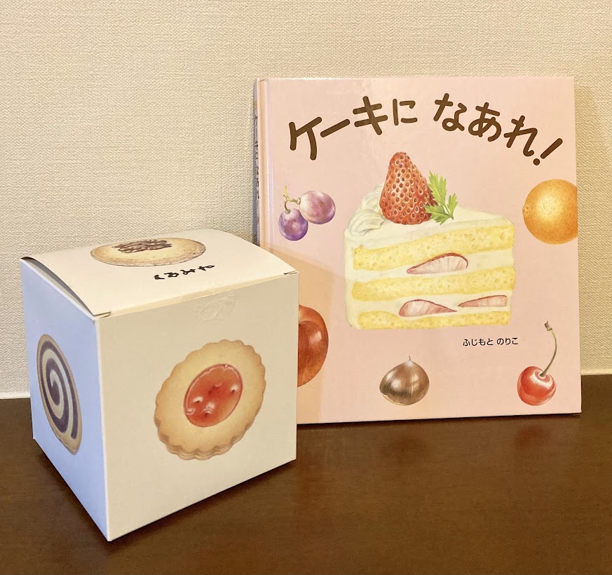 ディズニーのかわいいお菓子缶をリメイク🎀, 今回は蓋が外れないタイプの缶をドレッサーのようにしてみました🪞💄,いつもメイクは洗面所で立ったまま済ませる派なのですが、このコスメボックスがあればどこでもメイクできちゃいます✨, ハートのミラーもかわいい💓🥰,., ., .,diyideas seria 100均diy コスメ収納 バニティ お菓子缶 ディズニーお土産 ディズニーお菓子 ディズニ