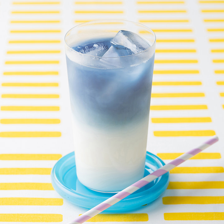 青く輝く炭酸飲料「ペプシ ブルーハワイ」を飲んでみました - GIGAZINE