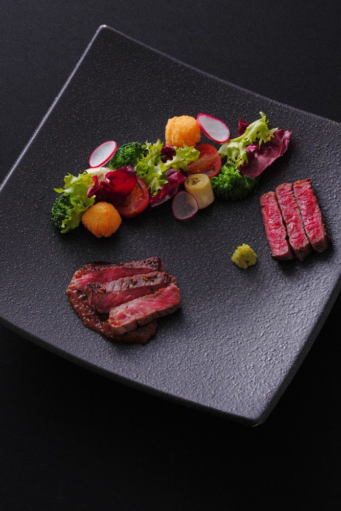 盛り付け中のステーキ肉 10966000008 の写真・イラスト素材アマナイメージズ