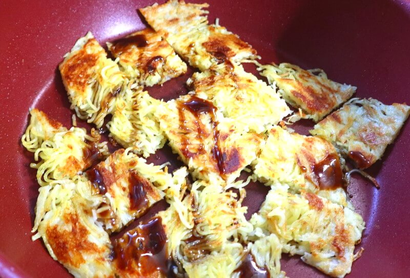 じゃがいものチーズガレット😊, じゃがいもの皮をむいて, スライスして、千切りに, 塩をふってしばらくおいて, 汁気を切って, 胡椒をまぶして,オリーブオイルをしいたフライパンに半分並べて, 形を整えて、ピザ用チーズをのせて, 残りを上に, 形を整えてでしばらく蓋をして蒸して,焼けたらひっくり返して、両面をカリカリに, ., ., .,簡単レシピ,料理料理好きな人と繋がりたい