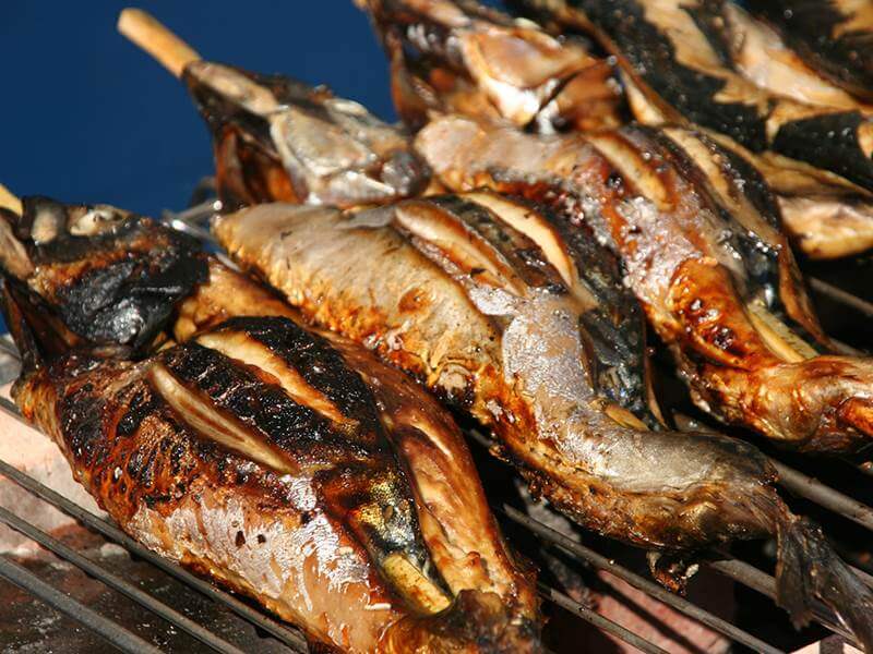 小浜市の『朽木屋』の浜焼き鯖を丸ごと一尾かぶりつき！ 夏に食べたいご当地グルメを買いに行こう。日々URALA ウララ 福井県のおすすめ情報