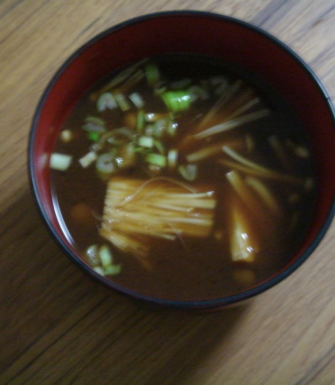 赤だしは味噌汁ではありません, 赤だしは豆味噌で風味をつけた出汁が主役のお吸い物, 本当に美味しい赤だしを作るには3つのポイントが重要です,本当に美味しい赤だしの目安 2人前, 水 360〜400ml程度, 豆味噌 小さじ2〜3程度, 顆粒だし 小さじ2程度, みりん 少々, 具材お好みで,赤だし味噌汁みそ汁激うま失敗しないyummy名古屋グルメ