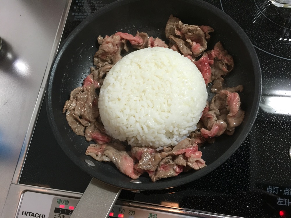 乗せて焼くだけ!フライパンで作るペッパーランチ
