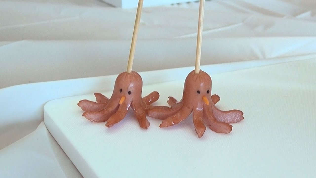 カニさんウインナーの作り方🦀 といってもそんな大層なものでは ありません。カットしてオーブン トースターにいれるだけです。 まずは赤ウインナーと工作用のカッターを用意します。赤ウインナーは 少し長めのやつがいいです。 包丁では細かい作業が出来ません。 工作用