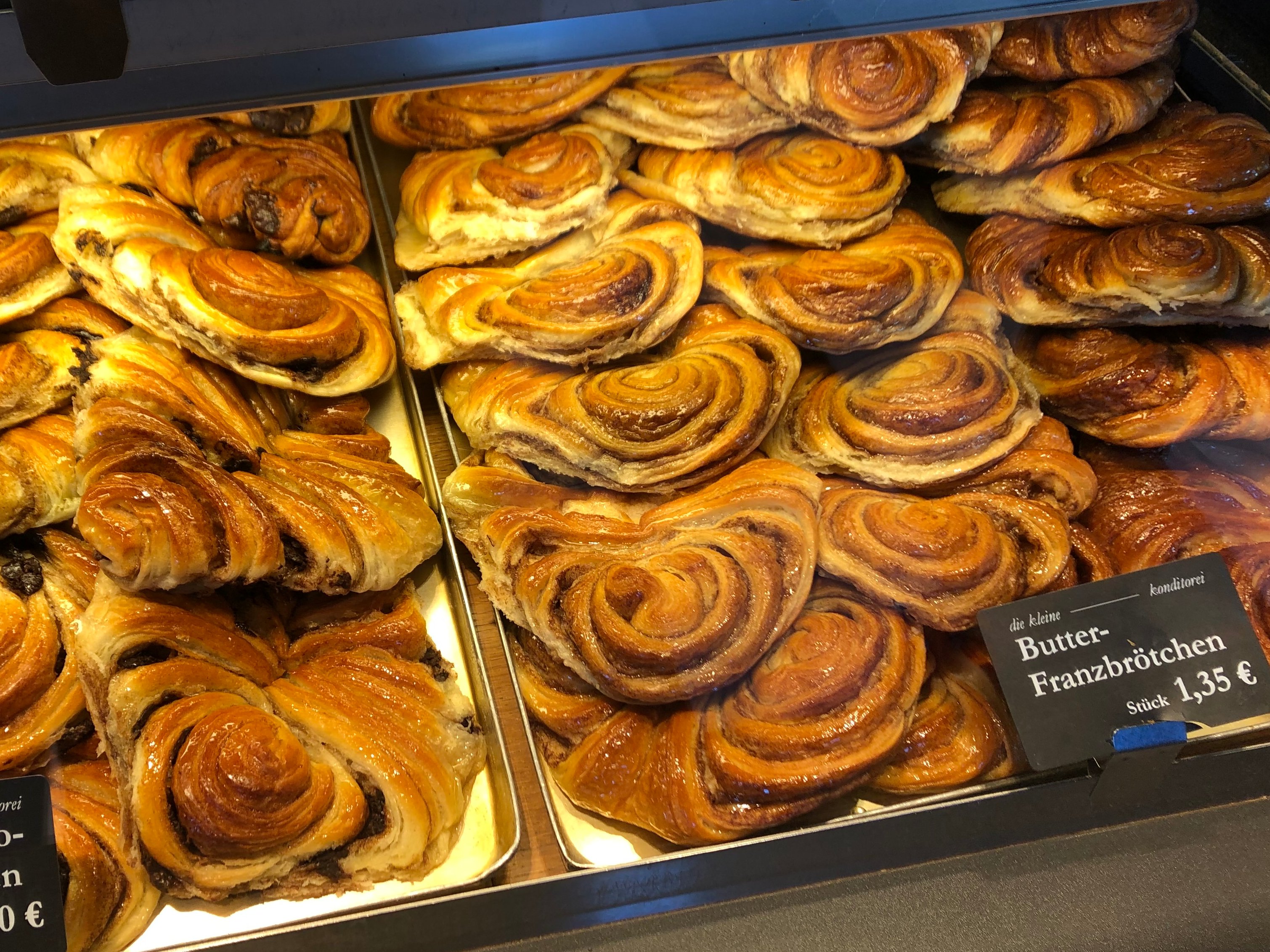 🇩🇪フランツ・ブレートヒェン🇩🇪 先日NHKテレビ放送のグレーテルのかまどご覧になりましたか？ 瀬戸康史さんが、 ドイツパン〝フランツ・ブレートヒェン〟を作っていました🇩🇪焼き上がりの見た目はぺちゃんこ✨ バターとシナモンシュガーがた〜ぷり