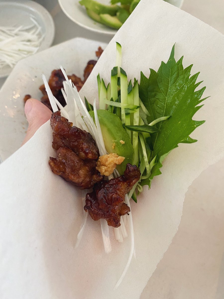 こんばんは🌝 またまた長谷川あかりさんのレシピで和風の北京ダックにしました🇯🇵 春巻きの皮って揚げて食べるものだと思ってたから生で食べられるの新発見💡カリカリにやいた豚こまに甘じょっぱいソースを絡めて 長ネギときゅうりで食べるの最高すぎた、、🤤 今週3回は