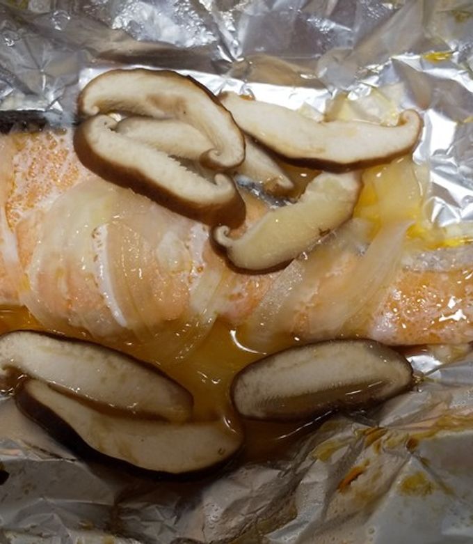 オーブンレンジで簡単にできる 「鮭ときのこのホイル焼き」を紹介します🐟 🧈 秋鮭が美味しい季節、夜ごはんの1品にいかがでしょうか？ □材料 2人分生ざけ ２切れ □ Ａ 玉ねぎ 薄切り40g にんじん 細切り40g しめじ 石づきをとる40g □ 調味料 塩・こしょう