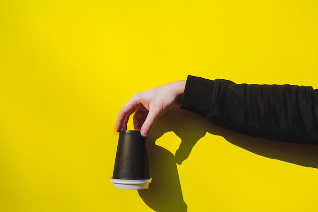 強いコーヒーの白い小さなカップを保持している女性の手。上から見た画像の写真素材・画像素材 Image 47319732