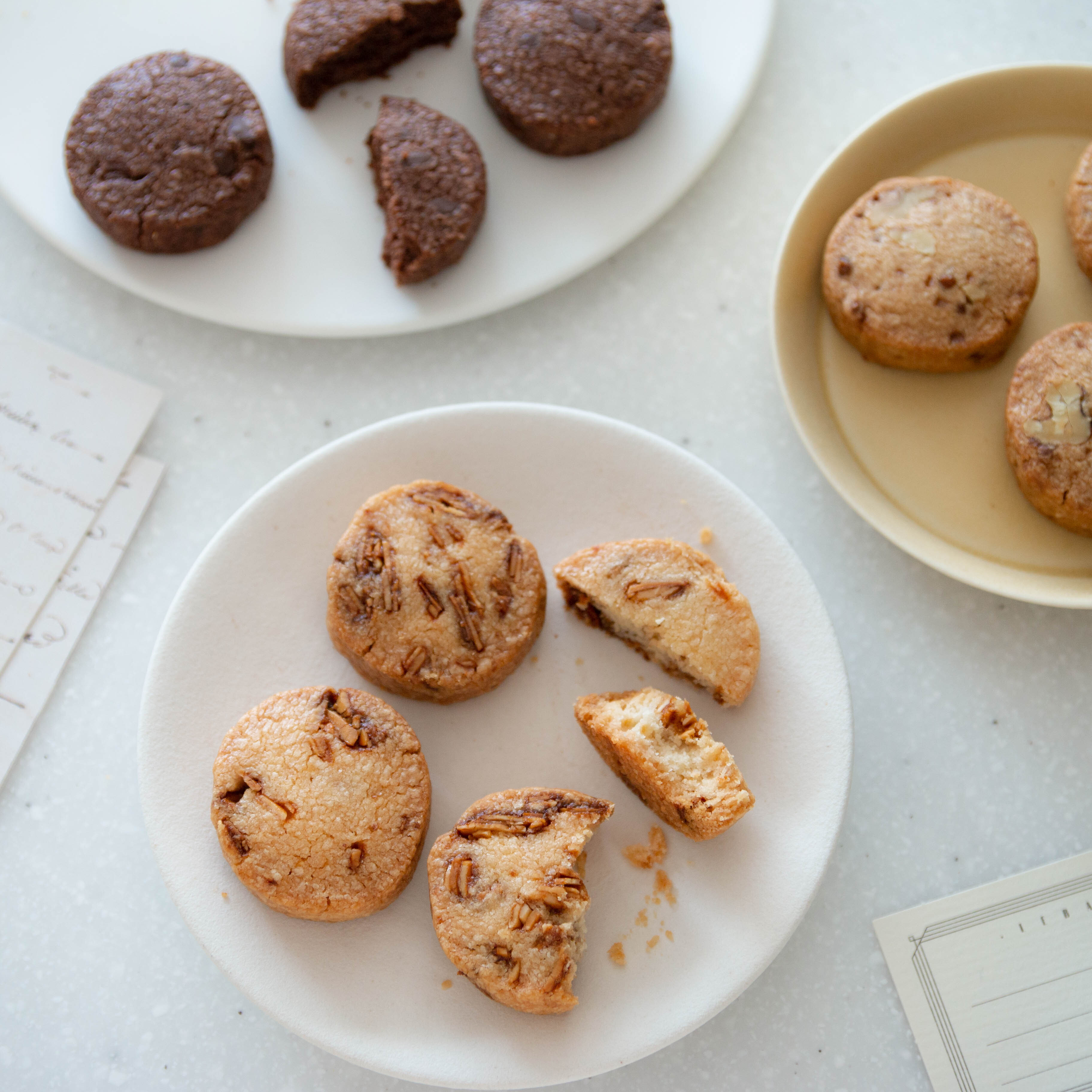 小麦粉も米粉もなし!, サクサク食感の, グルテンフリークッキーレシピです✨, サクサク軽い食感の, グルテンフリークッキーが,おうちにある食材で作れます♪, ✎___________, レシピ は保存しておくと、, 見返しやすくなります📖, ___________ *卵なし * バターなし * 小麦粉なし * 米粉なし, 作り方も簡単です。, クッキー型がない場合、,