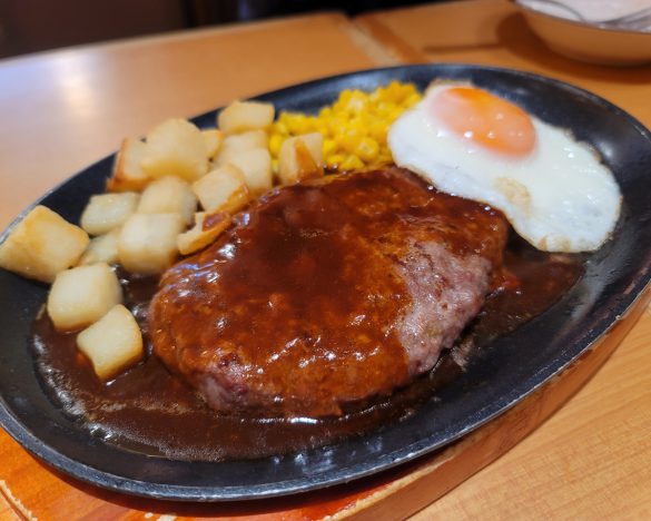 サイゼリヤに「最強のヤツ」きたーッ！ 生ハムとフォッカチオのオリーブオイルがけ！ モッツァレラチーズ付きコンビニ通信