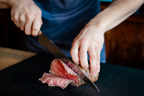 ローストビーフの美味しい切り方!包丁で薄く切るコツや写真映えする盛り付け方もご紹介