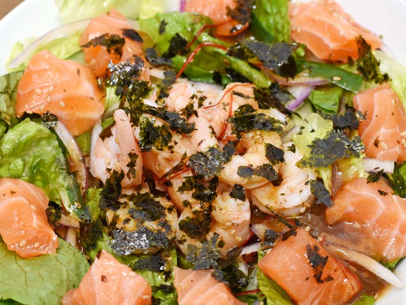 バリューストア ミニコス新商品シュリンプ＆サーモンチョレギサラダ😆 シャキシャキな野菜に、 プリプリ食感の海老とサーモンがトッピングされていてごま油の風味のチョレギサラダソースで、とっても美味しいサラダです😋 食べ始めたら止まらない美味しさで超オススメ