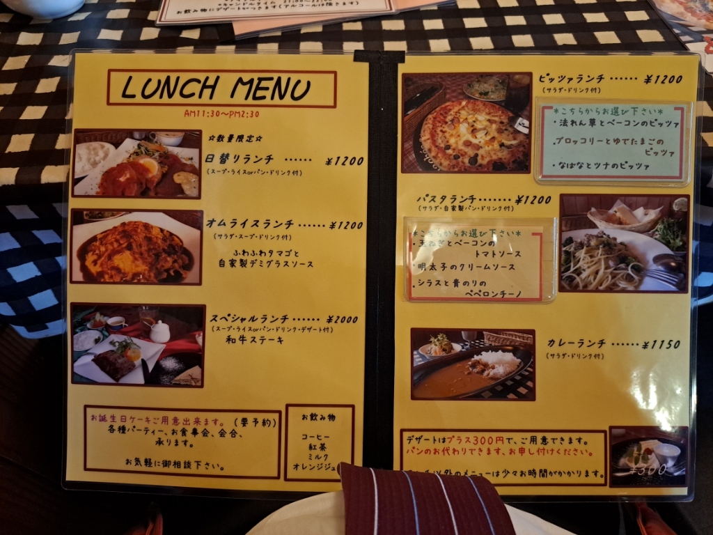 惣菜屋フォンテンブロー @fontainebleau.1971さんの週替わり弁当✨ メニューが豊富で、こちら 3枚目 は、メンチカツ弁当と今週のおすすめポトフ!メンチカツは分厚くジューシーで、ポトフはホクホクお肉やゴロゴロ野菜がたっぷり入ってボリューム満点😋 毎週メニューが