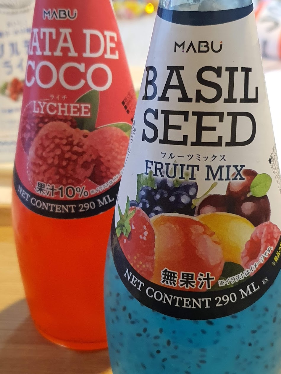 本日紹介する飲み物はダイソーに売っていたチアシードのザクロという飲み物を飲んでみましたまず初めに香りからですが酸味のきいた香りと甘い香りがふわっと香ってきてとてもいい香りの印象でした一口飲んでみるとザクロの程よい酸味と甘さとキウイを食べているかのよう