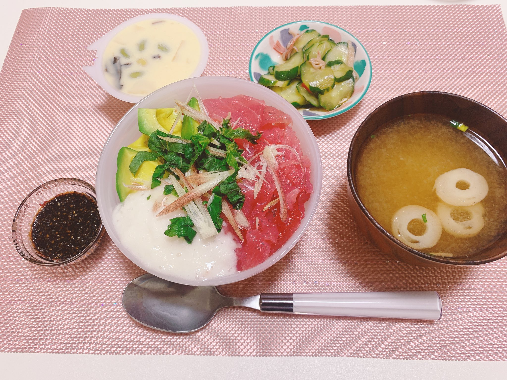 先日、ナナズグリーンティーで ランチをしました🥰✨💓   いつも、鮪とアボカドの🥑とろろ丼を注文してしまい、それ以外のメニューは、食べたことがないくらい、この丼がお気に入りなのです🧡🤗☺️  ただ、和食だと カロリーが低いと勘違いしがちなのですが きっと